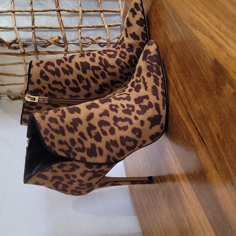 Jessica simpson high heeled print boot. Leapord. Zip side pointed size 6M